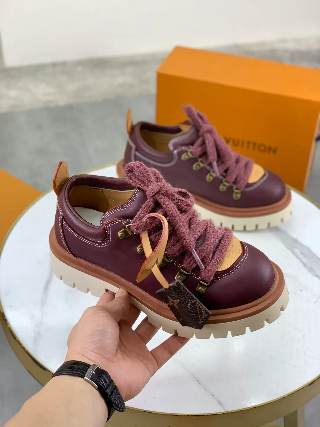 Men's shoes 💰P680 new LV | Louis Vuitton 🧡💚2025 autumn and winter new models, top version ⚠️ The counter features the latest LV REMIX lace-up mountaineering derby shoes, new hard goods 🆕 ❥BS purchasing level! Full of high-end feel! A popular model among bloggers at home and abroad, it’s retro and fashionable, and looks stunning on your feet! Mainly recommended models on the official website★ ━━━━━ ЅᏇєєt ━━━━━ ▪️Upper: top-grade first-layer cowhide ▪️Lining: imported sheepskin ▪️Outsole: original open-molded TPU non-slip outsole ▪️Sole height: 3.5cm ▪️Shoe size: Women 35-41 (41 customization is not returnable) Male 39-45 (46 customized, non-refundable)